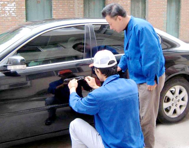 龙潭湖汽车钥匙丢在车里面怎么办?